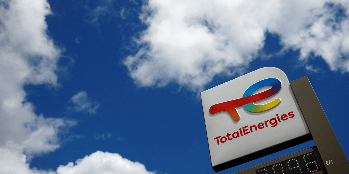Un panneau portant le logo de totalenergies est photographie dans une station-service a nantes