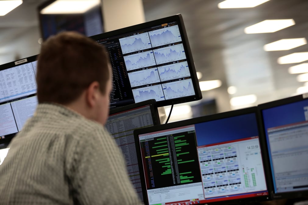 Un trader travaille en salle des marches de l'indice ig, a londres