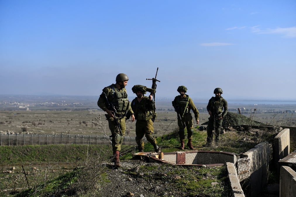Des soldats israeliens operent sur le plateau du golan occupe par israel, pres de la frontiere avec la syrie