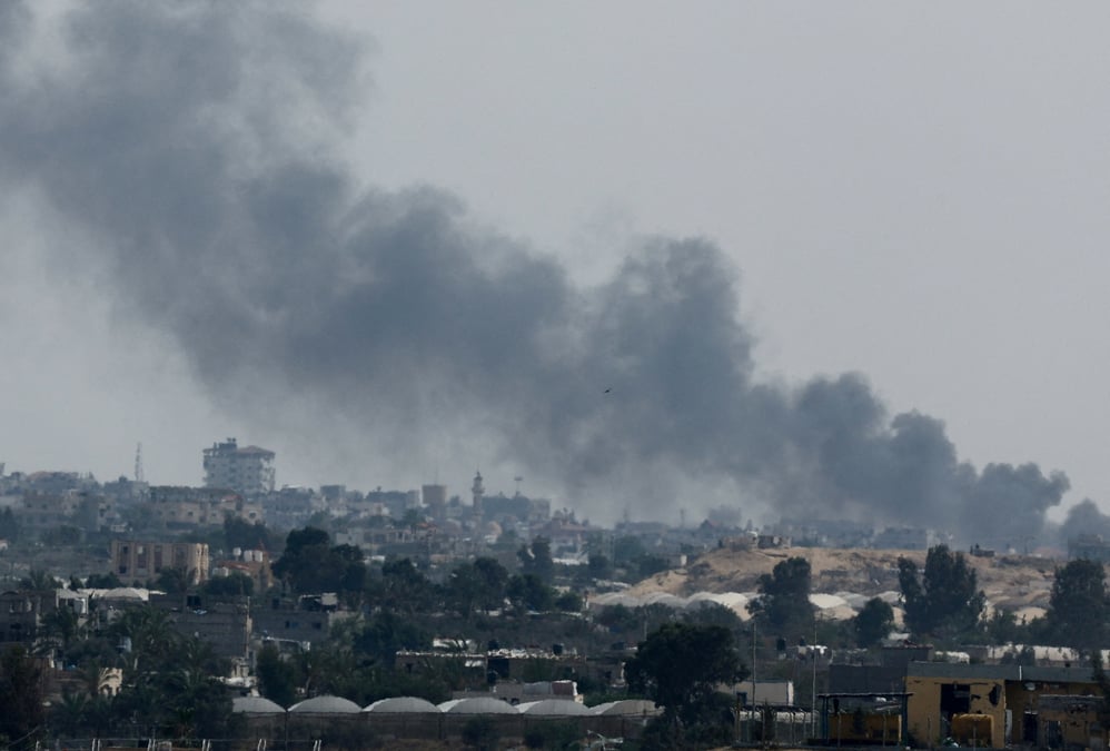 De la fumee s'eleve apres des frappes israeliennes sur rafah