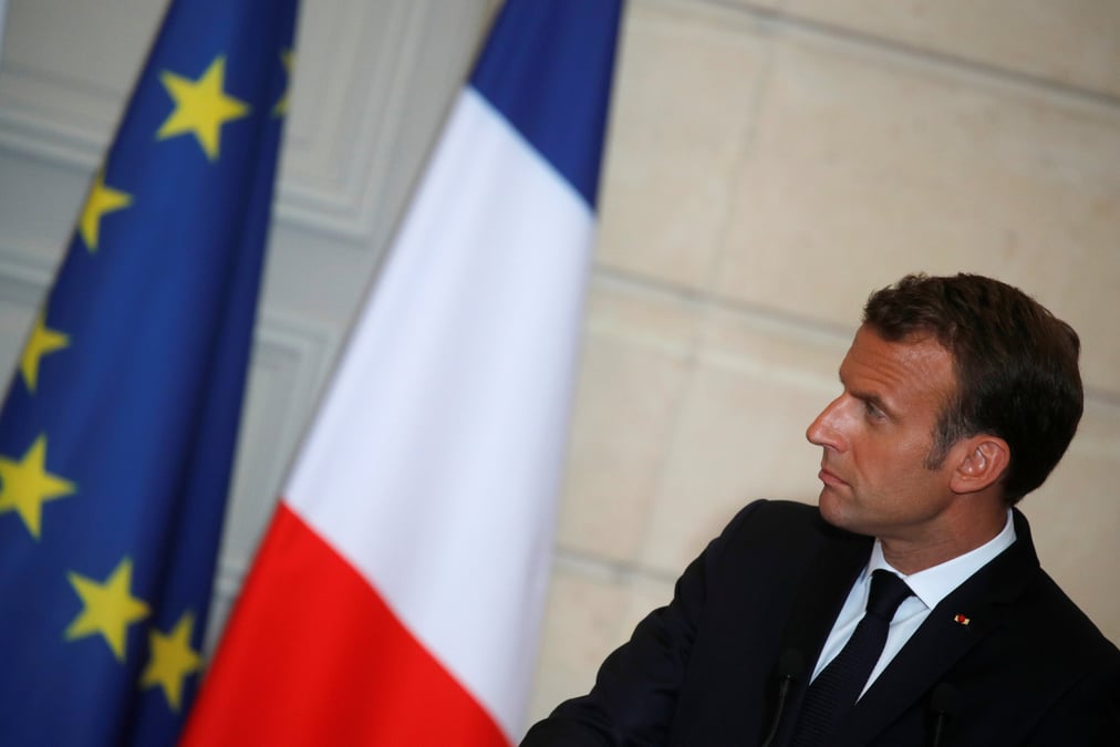 Macron invite par des proches a requilibrer sa politique