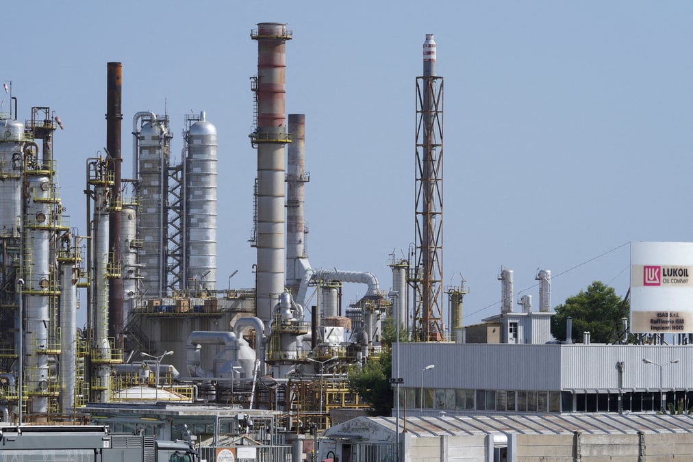 L'usine isab, la raffinerie de petrole appartenant a lukoil en sicile