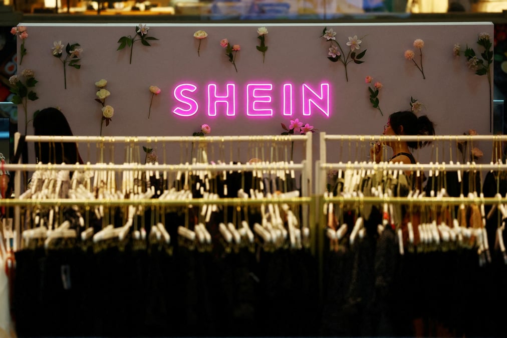 Un pop-up store shein dans un centre commercial de singapour