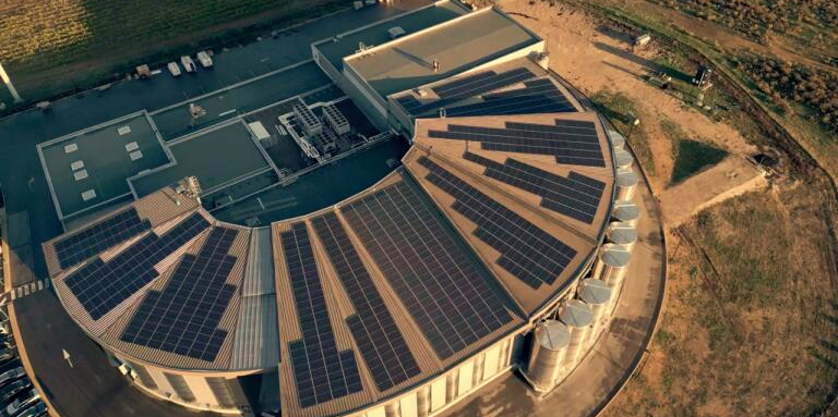 La cave des Vignerons d'Héraclès, à Codognan, a installé 864 panneaux solaires couvrant 2.000 m2 de toitures en mai 2023.
