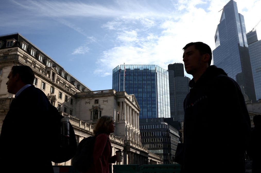 Des personnes marchent devant la banque d'angleterre a londres