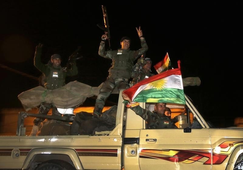 Un convoi de peshmergas irakiens entre dans Kobani