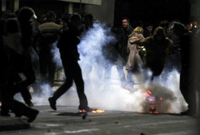 Heurts pres du siege de la police au kosovo