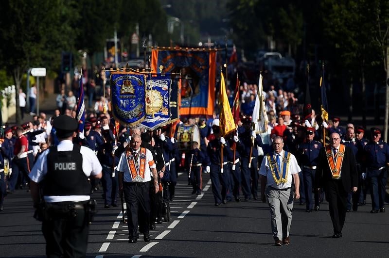 Les protestants nord-irlandais defilent dans le calme