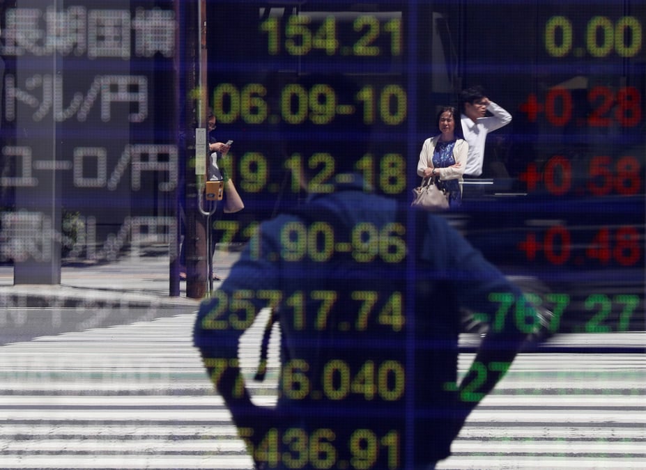 La boj maintient ses taux bas, indique un possible assouplissement