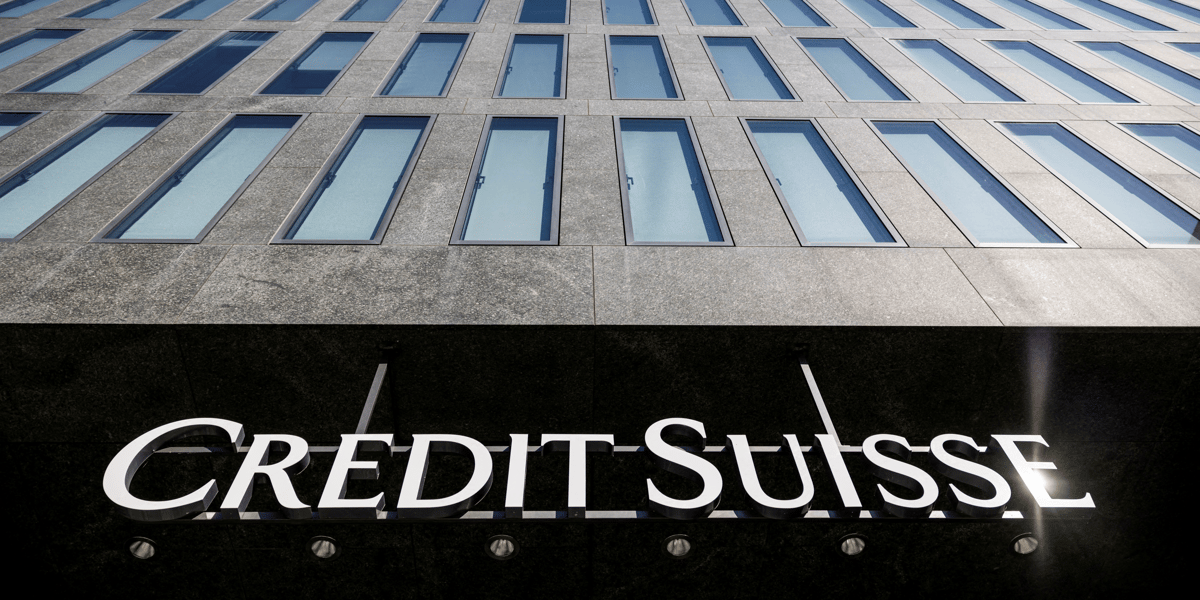 Logo credit suisse sur un immeuble a zurich