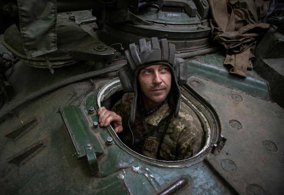Un soldat ukrainien dans un vehicule militaire blinde, dans la region de donetsk