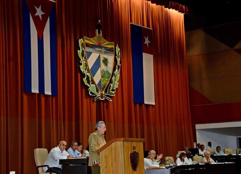 Le cubain castro critique trump mais se redit pret au dialogue