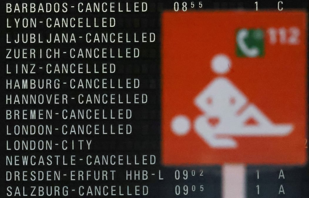 Un tableau affichant les vols annules a l'aeroport de francfort, ferme aux passagers en raison d'une greve