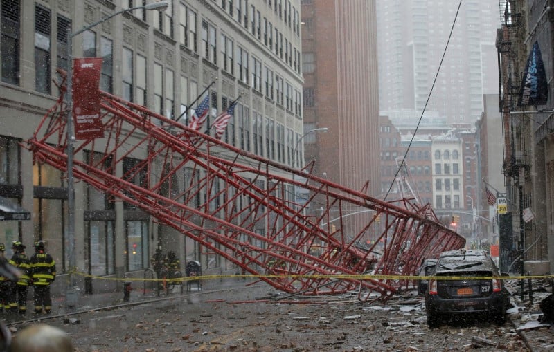 Une grue s'effondre dans le centre de manhattan