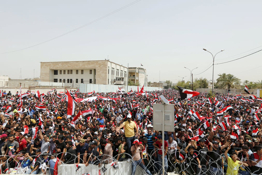 Des partisans de sadr manifestent pour reclamer un remaniement en irak