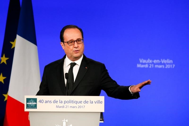 Hollande defend la ve republique critiquee par hamon