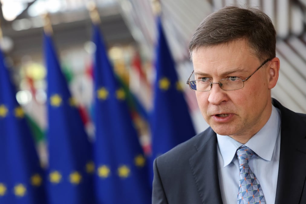 Zone euro: la comission europeenne devrait abaisser sa prevision de croissance et relever celle d'inflation