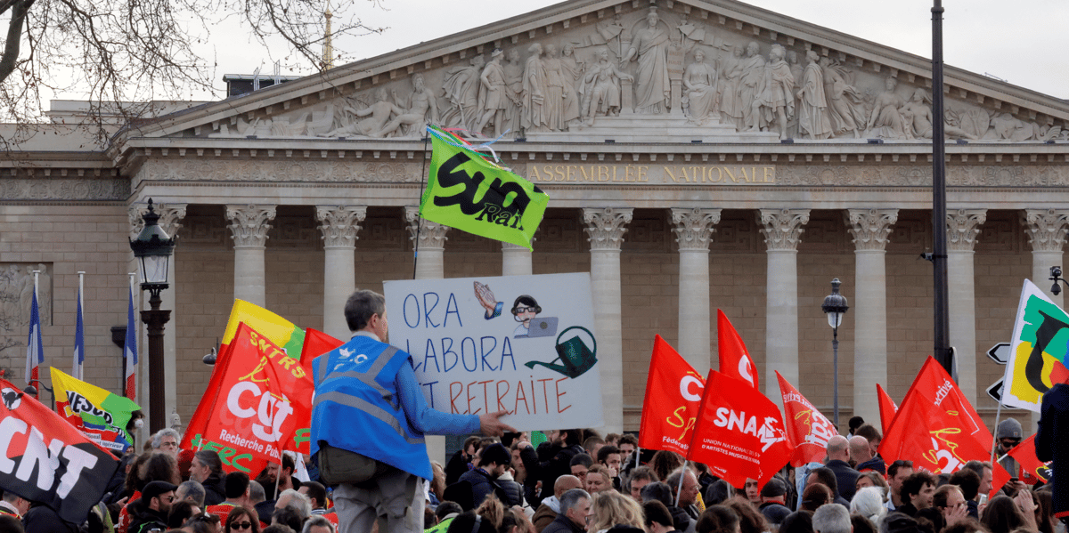 Photo des manifestants tiennent des banderoles sur la place de la concorde pres de l'assemblee nationale a paris