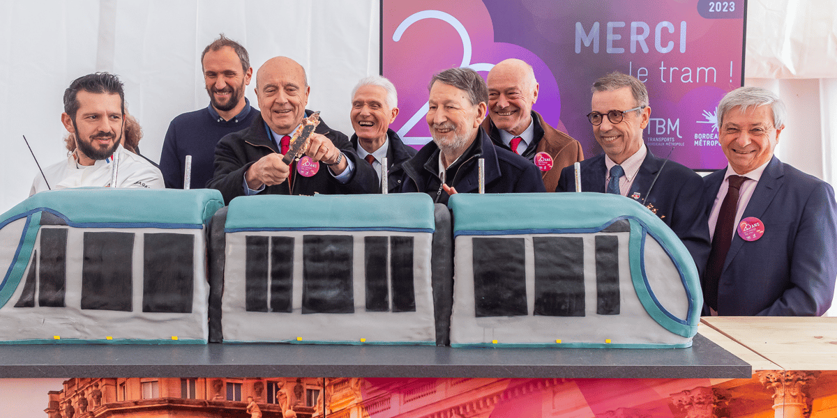 Vincent Feltesse, Alain Juppé, Patrick Bobet, Alain Anziani et Alain Rousset : cinq présidents de Bordeaux Métropole étaient réunis samedi 16 décembre 2023 pour fêter les 20 ans du tramway avec Pierre Hurmic, maire de Bordeaux, et Étienne Guyot, préfet de région, autour d'un gâteau créé pour l'occasion.