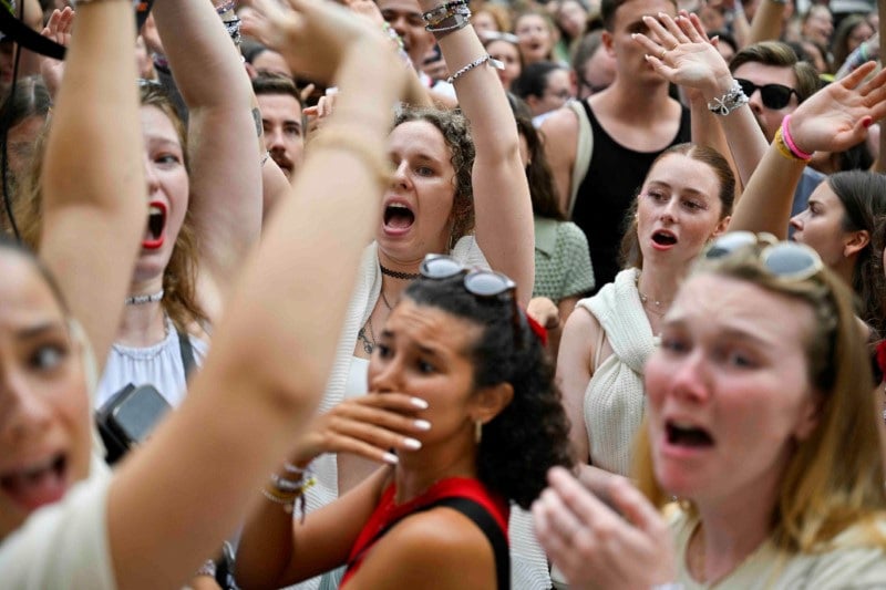 Des fans de taylor swift en pleurs apres l'annulation de ses concerts a vienne, en autriche