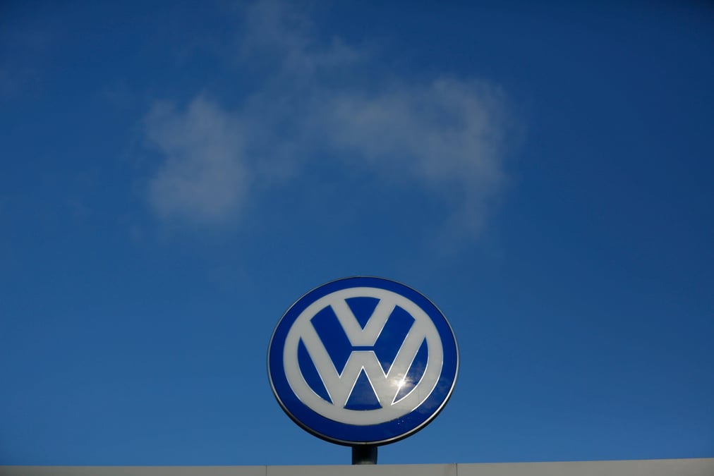 Un logo de volkswagen au sommet d'une usine en allemagne