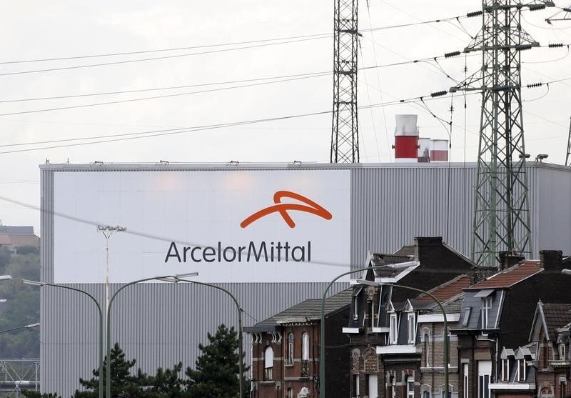 Arcelormittal et les minieres en forte hausse a paris a mi-seance