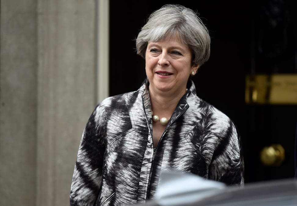 Theresa may a paris pour discuter lutte contre l'extremisme sur internet