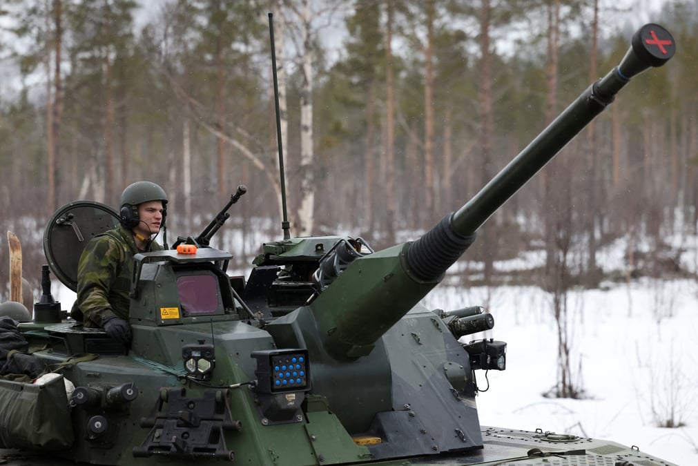 Un soldat de l'armee suedoise dans un tank