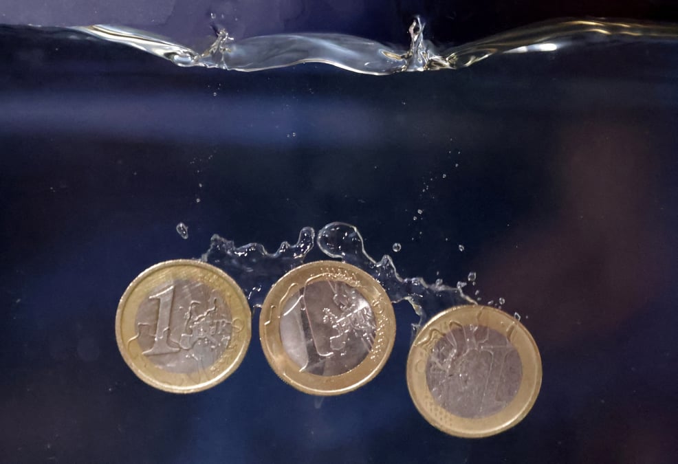Une illustration montre des pieces d'euros plongeant dans l'eau