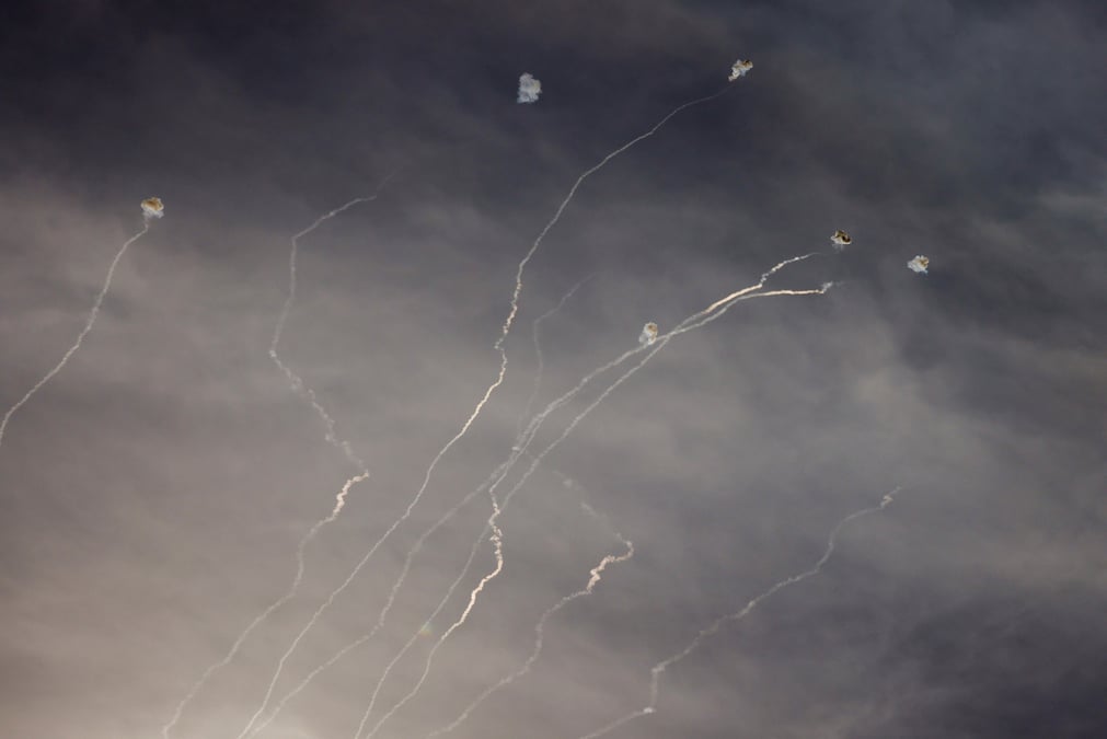 Le systeme de defense antimissile israelien iron dome intercepte des missiles en provenance du liban