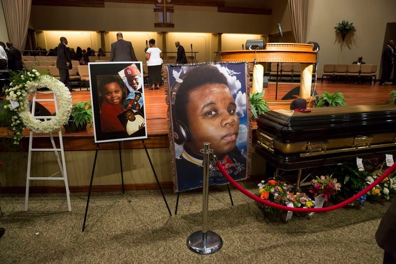 Des centaines d'anonymes aux funérailles de Michael Brown