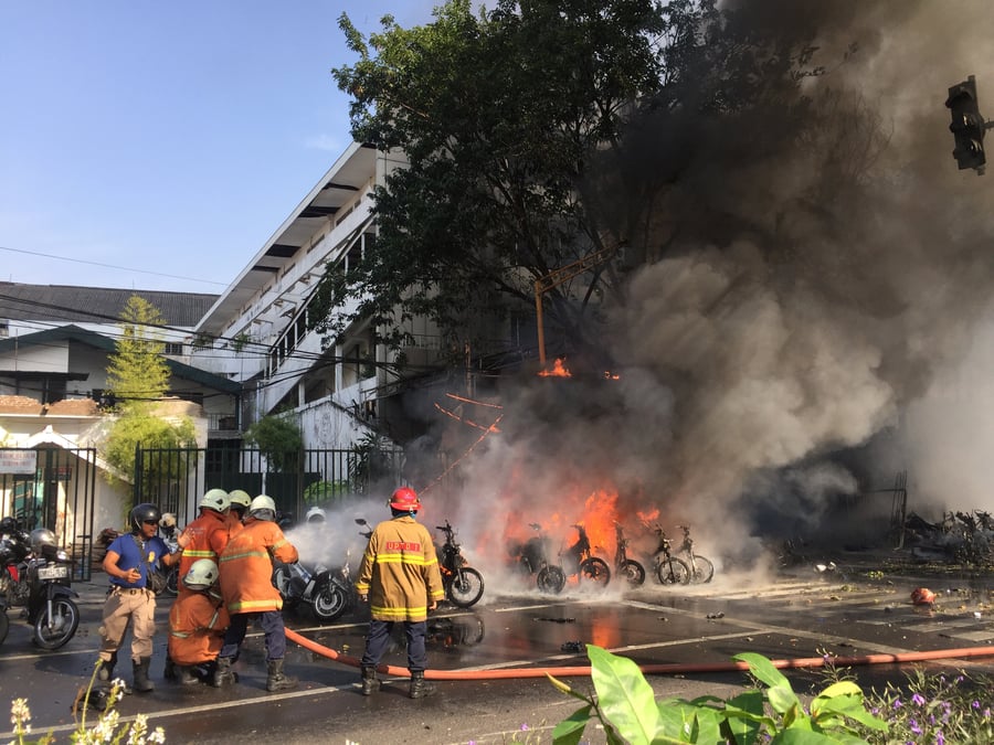 Au moins onze morts dans des attentats suicide dans des eglises en indonesie