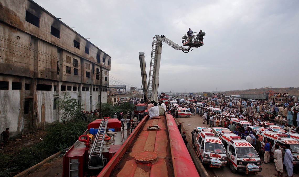 Pakistan: deux condamnations a mort pour un incendie meurtrier dans une usine textile