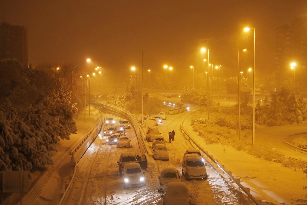 L'armee espagnole deployee pour secourir des automobilistes bloques par la neige