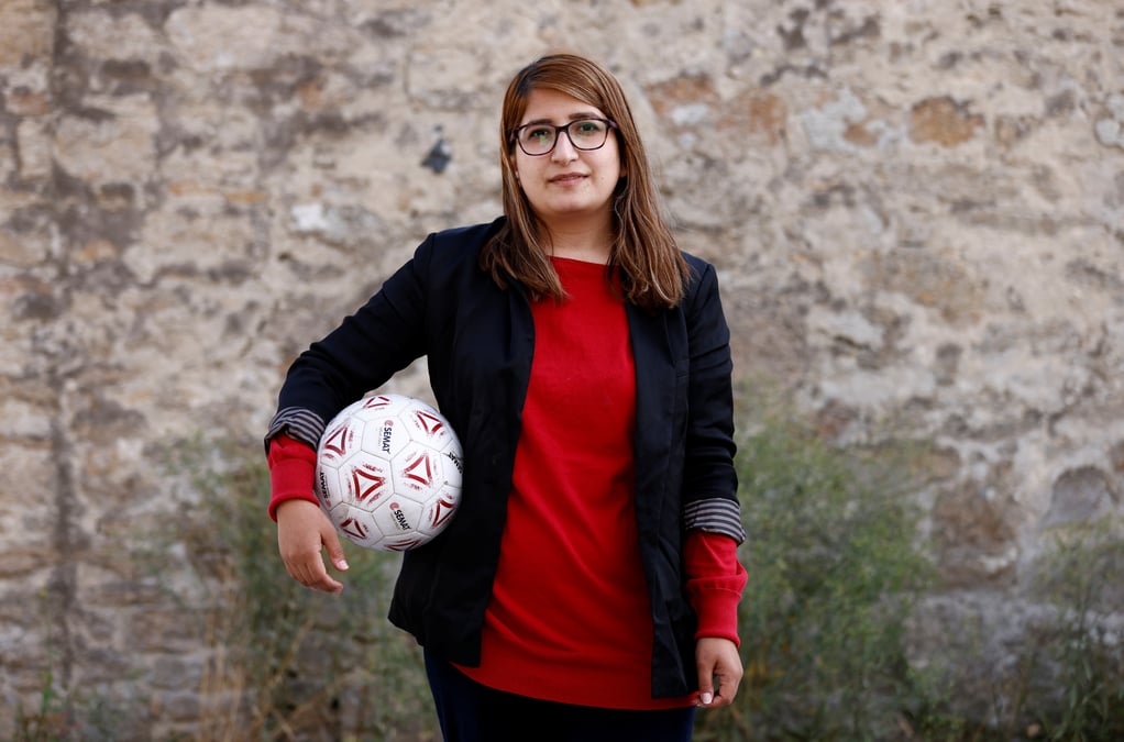 Il n'y a pas d'avenir en afghanistan, deplore une joueuse de football refugiee en france