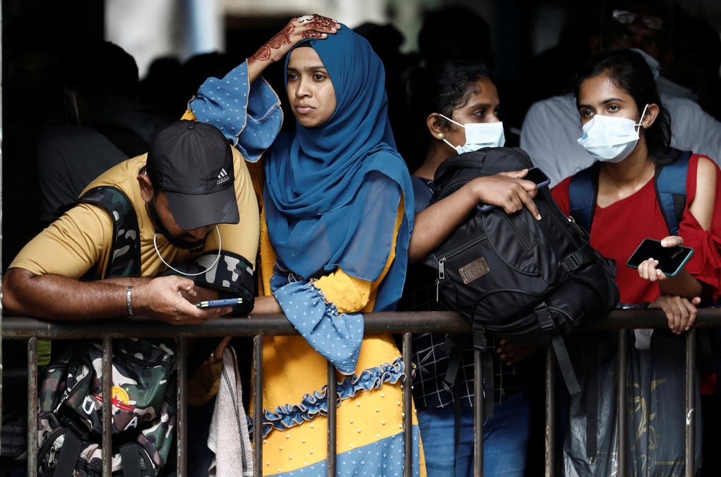 Les sri-lankais fuient colombo, un nouveau premier ministre nomme
