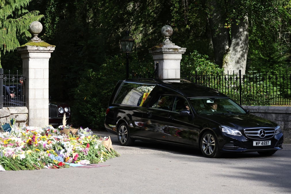 Le cortege funeraire de la reine elizabeth ii a quitte balmoral