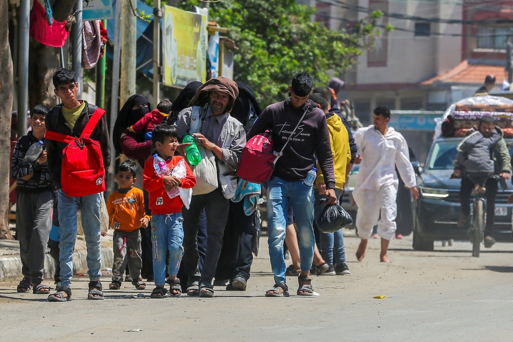 Des personnes fuient les quartiers est de rafah apres que l'armee israelienne a commence a evacuer les civils palestiniens a l'approche d'un eventuel assaut terrestre sur la ville