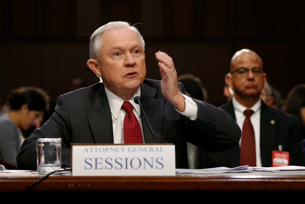 Devant le senat, sessions dement toute collusion et esquive des questions