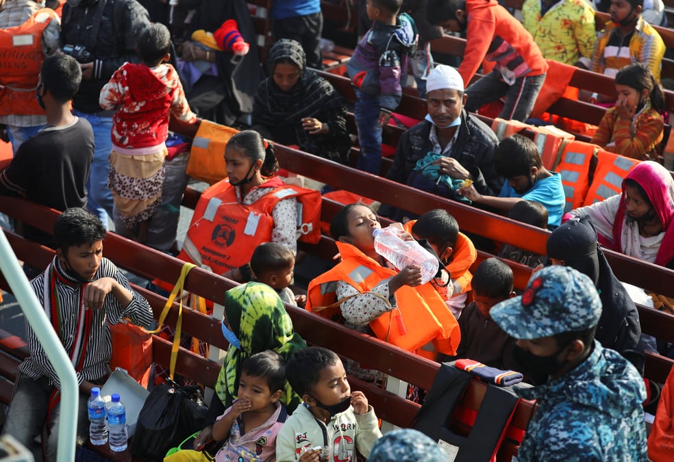 Bangladesh: nouveaux transferts de rohingyas sur une ile isolee