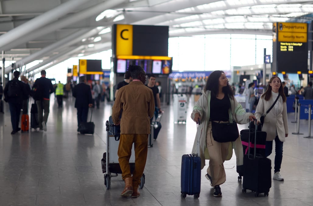 Greves et penuries de personnel dans les aeroports europeens menacent la saison estivale