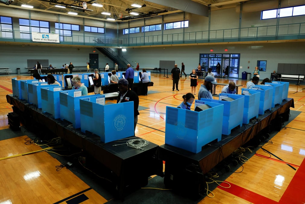 Des gens votent a norcross, en georgie, aux elections de mi-mandat aux etats-unis