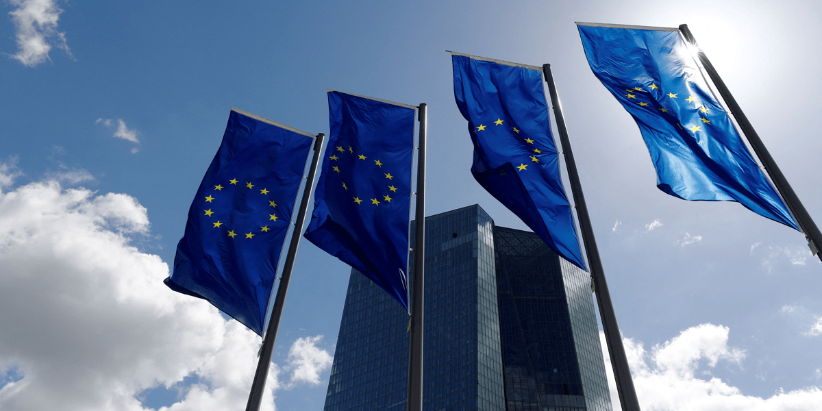 Des drapeaux de l'union europeenne flottent devant le siege de la banque centrale europeenne (bce) a francfort