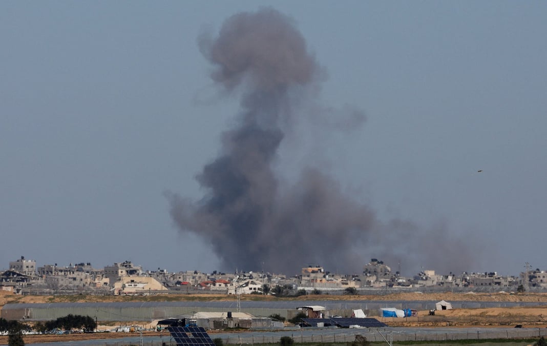 De la fumee s'eleve lors d'une operation terrestre israelienne a khan younis