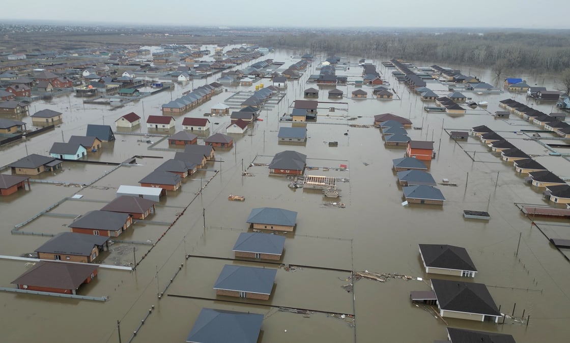 Une zone residentielle inondee a ivanovskoye, en russie