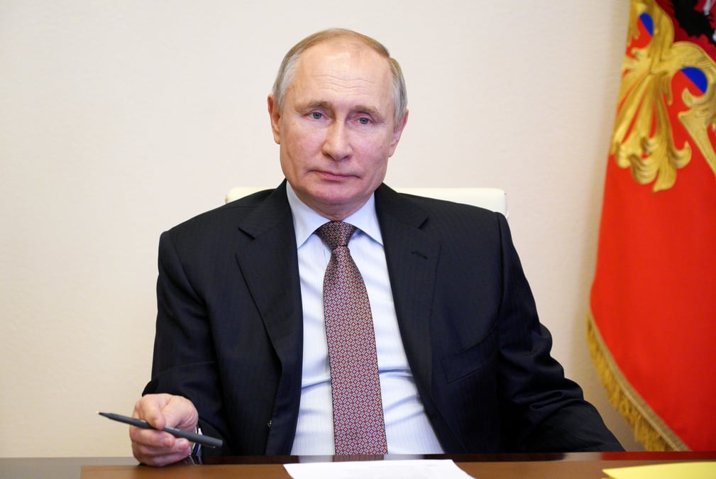 Poutine signe un decret lui permettant de faire deux autres mandats