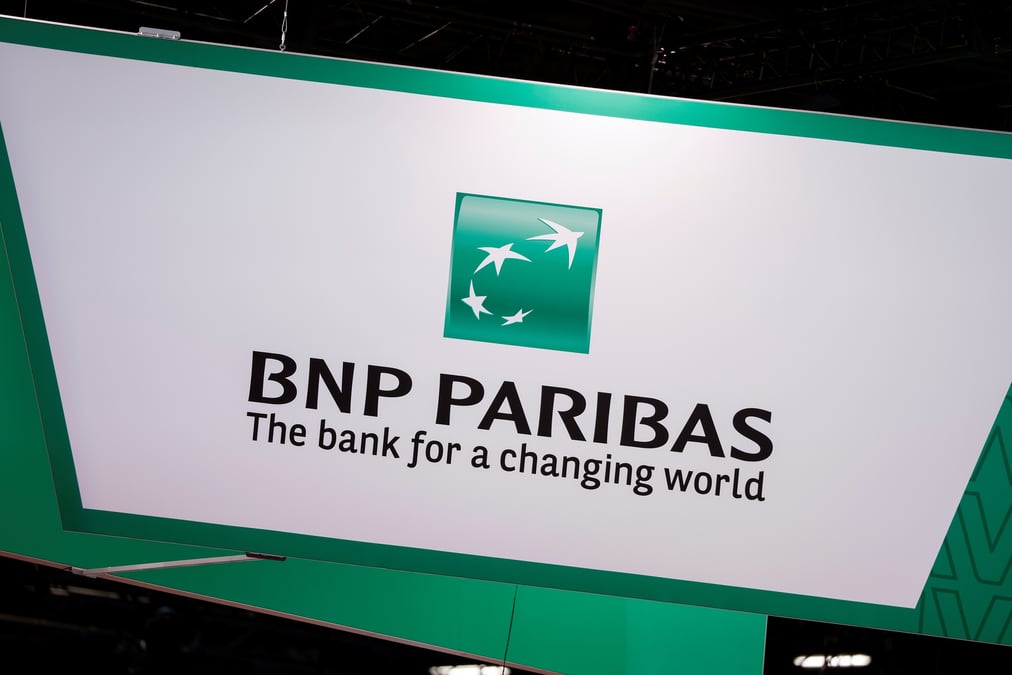 Le logo bnp paribas son espace d'exposition lors de la conference viva technology a paris