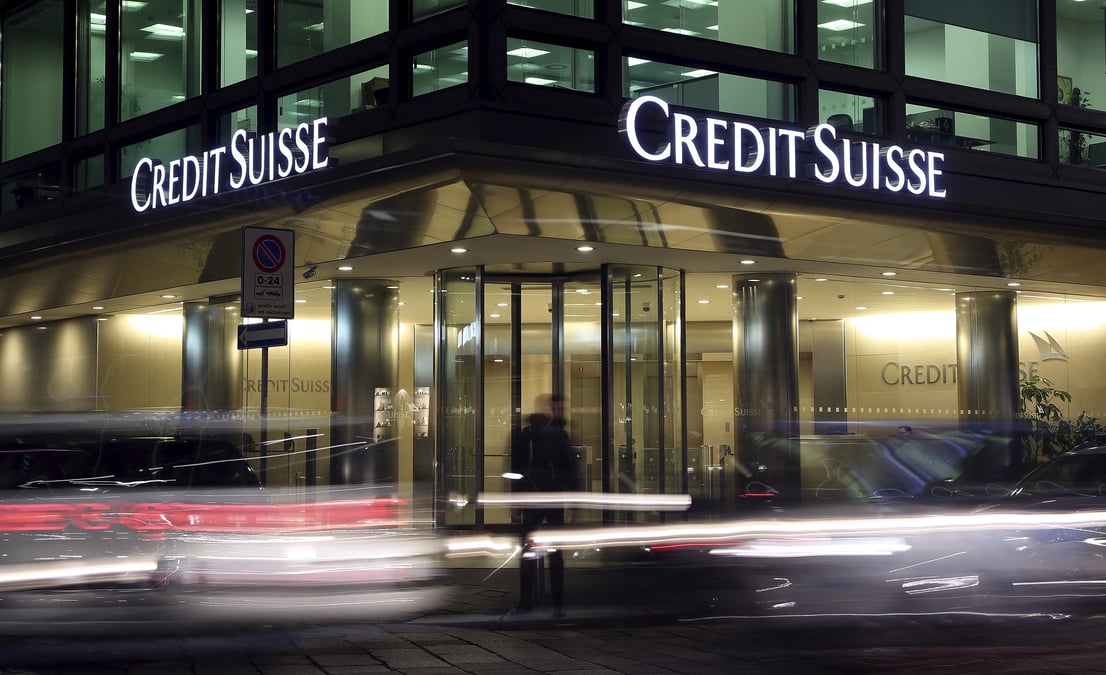 Le logo du credit suisse est vu au siege social dans le centre-ville de milan
