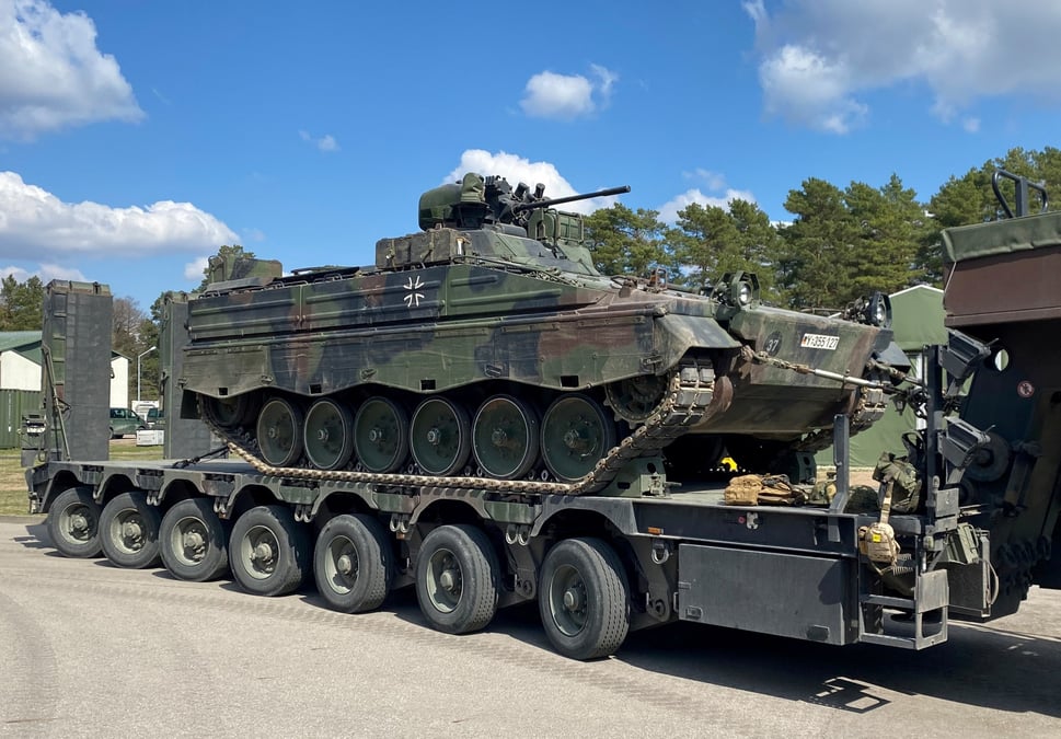 Un vehicule blinde de combat d'infanterie marder de l'armee allemande bundeswehr est photographie sur la base militaire de rukla