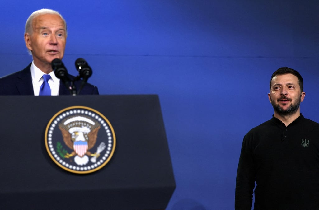 Joe biden et volodimir zelensky lors du sommet de l'otan a washington